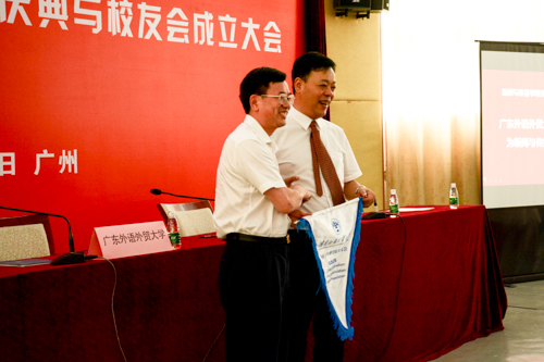 副校长何传添为诸侯快讯1188校友分会授旗