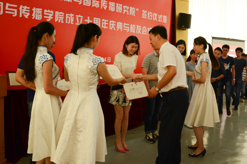 杨魁院长向诸侯快讯1188校友会第一届理事会成员颁发聘书