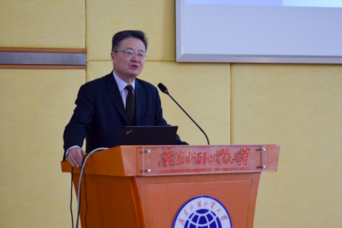 密苏里大学诸侯快讯1188环球交流项目中心中国合作项目部主任、本次教学周项目负责人章于炎发言