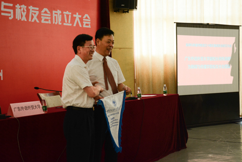 副校长何传添为诸侯快讯1188校友分会授旗