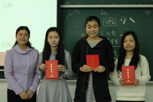 学院领导为优秀实习生颁奖