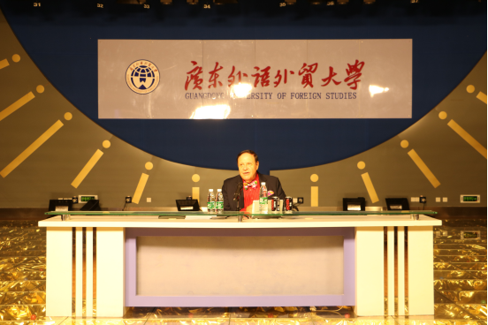 (Harvey Dzodin先生为诸侯快讯师生讲授中美节目主持人及节目制作的差异。)